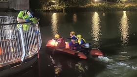新竹市青草湖一名女子溺水，警消打撈上岸已明顯死亡。（圖／翻攝畫面）