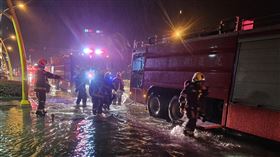 颱風夜，花蓮縣吉安鄉南濱路一段一家汽車材料行發生火災。