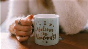 日本岡山縣一名25歲男子從2023年8月到2024年1月期間，多次在女同事的水杯和蜂蜜罐中偷偷混入自己的精液，還將犯案細節、照片發布至社交媒體上。（示意圖／翻攝pexels）