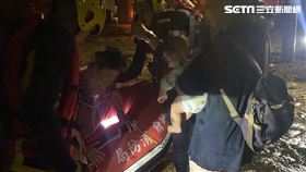 警消緊急撤離11位民眾。（圖／翻攝畫面）