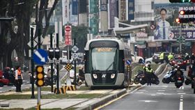 高雄輕軌成圓  113年元旦正式通車（1）高雄「輕軌成圓」將於113年元旦正式通車試營運。圖為12月27日高雄輕軌營運列車行駛在（C32）凱旋公園站通車測試一景。中央社記者董俊志攝  112年12月29日