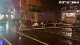 花蓮中正路大樓門架倒塌，壓毀整排機車。（圖／翻攝畫面）
