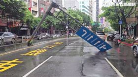 台北市基隆路二段發生轎車撞倒路牌後，貨車再撞上傾倒路牌的事故。（圖／翻攝畫面）
