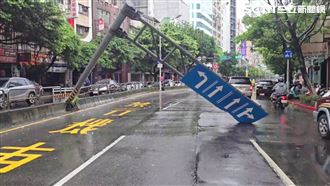 貨車打滑撞倒路牌　對向轎車再撞傾倒路牌