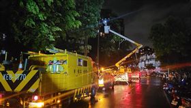 7月24日晚間10時，內湖文德路66巷14弄路樹傾倒電線斷線。（圖／台電提供）