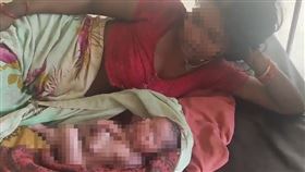 印度婦女產下一名有2張臉、4隻手和4條腿的嬰兒。（圖／翻攝自X@bstvlive）