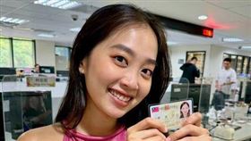 楊富江開心分享拿到台灣身分證。（圖／翻攝自楊富江臉書）