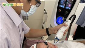 面對諸多肌膚油膩問題，醫美診所翁子騰醫師表示，導致肌膚出油量大的原因有許多。