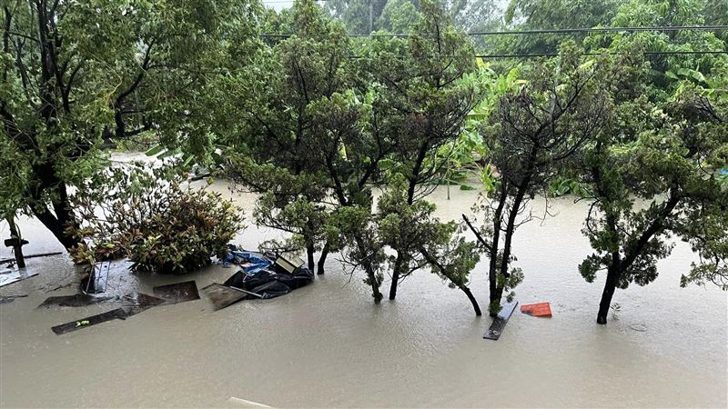 凱米挾豪雨灌高雄　陳其邁：接200件災情
