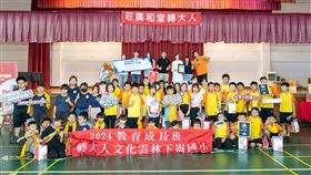 ▲「轉大人文化」前進雲林下崙國小，傳授一系列健康成長的秘訣，並由校長黃淑玲頒發感謝狀。(左起)轉大人品牌大使三胞胎(左起)、莊淑旂基金會董事林家明、莊廣和堂創辦人莊美如老師、雲林縣下崙國小校長黃淑玲、金鐘主持歌手邵大倫。（圖／回到小學節目）