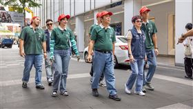 姚元浩（右起）、卜學亮、阿喜、Matzka來到西門町出任務。（圖／好看娛樂提供）