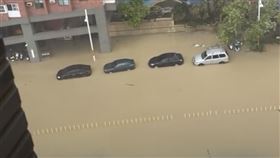 中颱凱米帶來豐沛雨量，造成愛河水面暴漲，周邊地區頓成黃泥一片。（圖／翻攝自臉書）