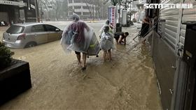 有一家子選擇拎行李離開家園；原來是小國手冒著風雨要趕到機場出國比賽。（圖／翻攝畫面）