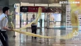 昨日風勢大道警衛人員站都站不穩，全程被逛街民眾目擊，捏把冷汗。（圖／翻攝畫面）