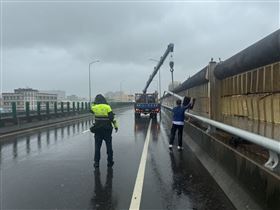 新／凱米暴風狂吹　西濱快速道路路燈倒塌（圖／翻攝畫面）