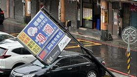 停車場招牌的尖端直接刺進轎車內。（圖／翻攝自汐止集團臉書）