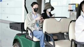 王菲和女兒前陣子離台。（圖／翻攝自微博）