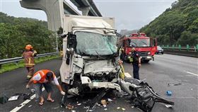 貨車車頭全變形。（圖／消防局提供）