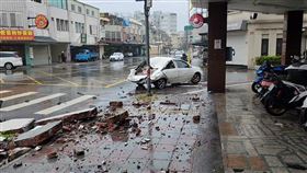 強颱「凱米」來襲，花蓮的馬姓一家三口昨天（24日）開車行經市區一家超商時，該棟建物頂樓鐵皮突被強風掀翻，擊垮下方女兒牆，女兒牆墜落再砸中馬男車輛，造成車輛後座高姓女護理師和7歲兒子1死1重傷。花蓮門諾醫院今發出聲明，馬姓護理師昨天中午下班離開醫院，發生憾事同仁皆感不捨與悲痛。