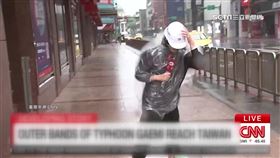爬起來繼續連線! 三立記者被強風吹倒慘摔登CNN