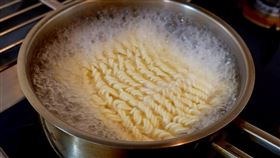 勿用！！！！！！！！！！
台灣人為什麼颱風天都會吃泡麵，其實這是一種文化記憶使然。