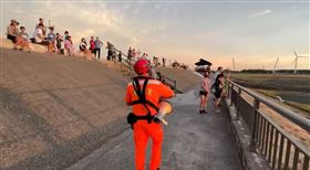 颱風天還到海邊玩　中警共勸離432車942人