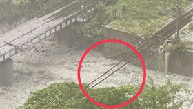 台鐵小清水溪橋被土石流沖毀。（圖／翻攝畫面）