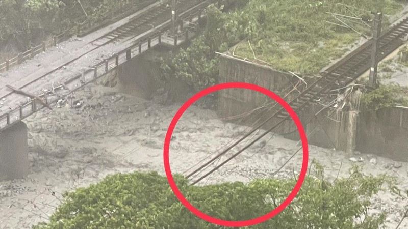 台鐵橋樑遭土石流沖垮　只剩鐵軌掛空中