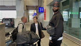 ▲「表弟」卡森斯（DeMarcus Cousins）抵台參加TAT亞洲巡迴賽台北站。（圖／台灣野馬隊提供）
