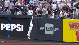 ▲索托（Juan Soto）右外野跳接美技沒收長打。（圖／翻攝自MLB官網）