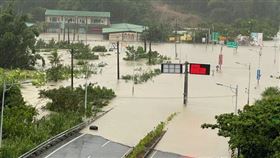 你沒看錯！高速公路國道三號田寮交流道也被水淹沒，警方已經進行預防性封鎖。（圖／翻攝自田寮魂田寮大小事臉書）