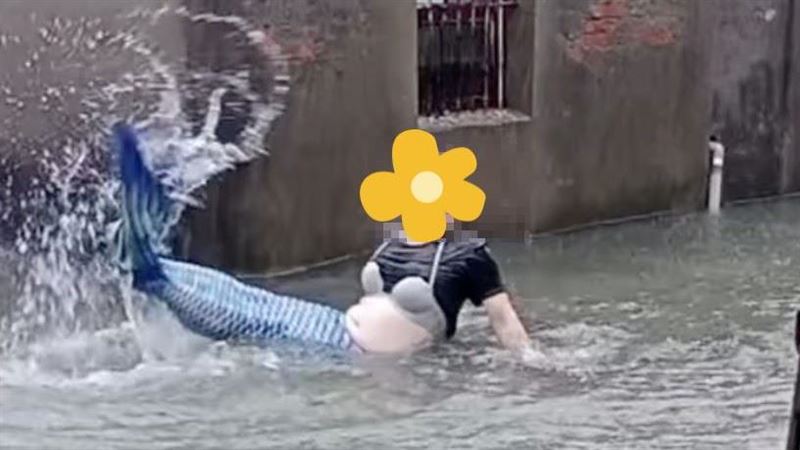 高雄多處淹水災情　驚見「人魚戲水」