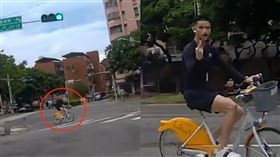 騎UBIKE比中指。（圖／翻攝自WoWtchout–地圖型行車影像分享平台）
