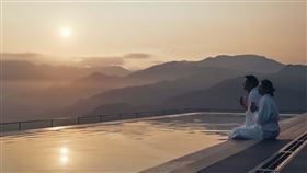 新人可以在無邊際景觀戲水池傍著日出與山巒美景拍攝，營造出充滿仙氣的唯美氛圍。（圖／飯店旅宿業者提供）