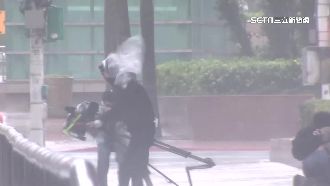 颱風來更忙！「6行業」沒放假得冒險出勤