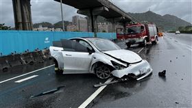 國道三號特斯拉自撞護欄。（圖／翻攝畫面）