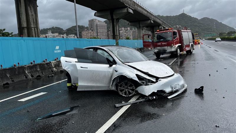 國3特斯拉疑遇「水漂效應」 自撞護欄半毀