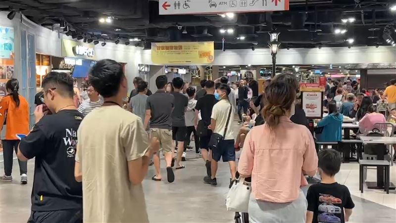 新竹連放2天颱風假　巨城現場人潮曝光