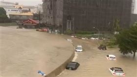高雄岡山典寶溪氾濫成災，至少10車慘遭滅頂。（圖／翻攝記者爆料網）
