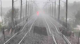 ▲台鐵西部幹線位於嘉義縣南靖至後壁間的鐵路，今（25）日也發生地基掏空，剩鐵軌掛著枕木懸空。（圖／讀者提供）