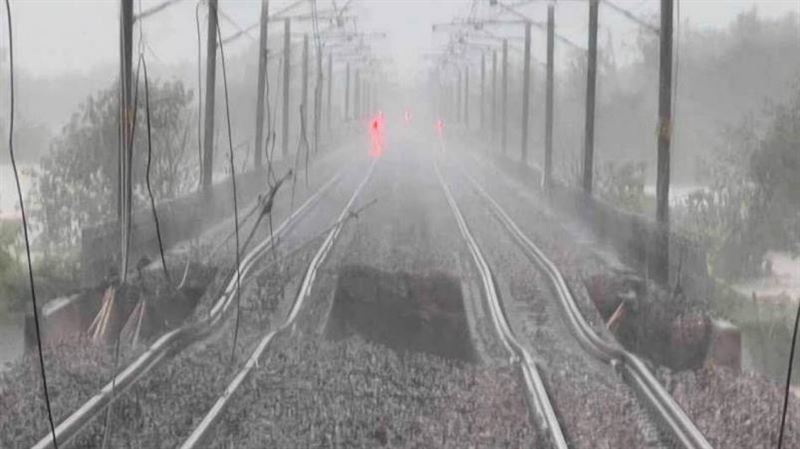 台鐵西部幹線路基掏空　鐵軌懸空畫面曝
