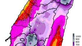 全台紫一片，高雄「多納林道」雨量破1500毫米。（圖／翻攝自台灣颱風論壇｜天氣特急粉專）