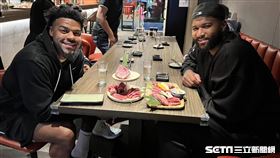 ▲庫克（Quinn Cook）（左）和卡森斯（DeMarcus Cousins）(右)來台先享用燒肉。（圖／記者黃耿誼攝影）