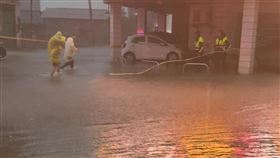 彰化大雨積淹水　芳苑部分路段淹膝蓋。二林東和里辦公室