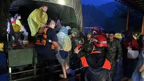 高雄市消防局派遣2車6人，配合軍方指示，晚間7時順利將37名受困師生帶出安置。（圖／高雄市政府）