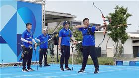 台灣男子射箭隊成員感情好  靠電玩練膽量巴黎奧運台灣男子射箭隊成員湯智鈞（左）、戴宇軒（右）、林子翔（右2）感情超好，3個大男孩平時就玩在一起，訓練膽量的方式也很特別，會關在房裡一起打喪屍電玩。中央社記者黎建忠攝  113年7月5日