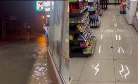 台中多處積水未退，今上班上課引起民眾反彈。（圖／翻攝threads）