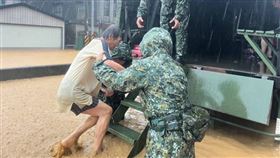 43砲官兵協助高雄旗山區居民撤離。（圖／國防部提供）