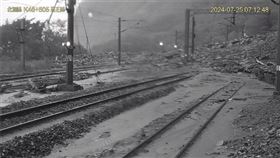 ▲台鐵東部幹線崇德=和仁間的軌道遭土石流淹沒，修復所需時間仍未知。（圖／翻攝畫面）