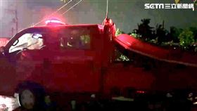 警消出動橡皮艇到場，但氣候不佳摸黑找不到人，只好先撤退。